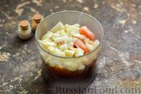 Фото приготовления рецепта: Куриные котлеты с кускусом, запечённые в овощном соусе - шаг №6