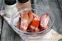 Фото приготовления рецепта: Свиные рёбрышки, запечённые с картошкой, в соево-медовом соусе - шаг №3