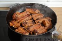 Фото приготовления рецепта: Свиные рёбрышки, запечённые с картошкой, в соево-медовом соусе - шаг №5