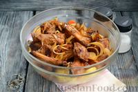 Фото приготовления рецепта: Свиные рёбрышки, запечённые с картошкой, в соево-медовом соусе - шаг №10