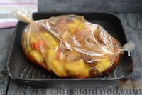 Фото приготовления рецепта: Свиные рёбрышки, запечённые с картошкой, в соево-медовом соусе - шаг №12