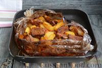 Фото приготовления рецепта: Свиные рёбрышки, запечённые с картошкой, в соево-медовом соусе - шаг №13