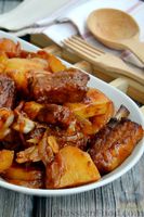 Фото приготовления рецепта: Свиные рёбрышки, запечённые с картошкой, в соево-медовом соусе - шаг №16