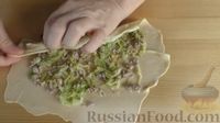 Фото приготовления рецепта: Рулетики "Улитки" с начинкой из фарша и капусты, с тушёной картошкой - шаг №10