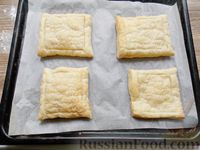 Фото приготовления рецепта: Яичница с сыром и помидорами, на слоёном тесте - шаг №4