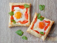 Фото приготовления рецепта: Яичница с сыром и помидорами, на слоёном тесте - шаг №10