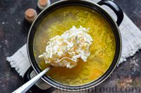 Фото приготовления рецепта: Сырный суп с курицей, зелёным горошком и кукурузой - шаг №8