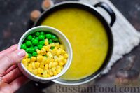 Фото приготовления рецепта: Сырный суп с курицей, зелёным горошком и кукурузой - шаг №9