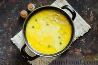 Фото приготовления рецепта: Сырный суп с курицей, зелёным горошком и кукурузой - шаг №10
