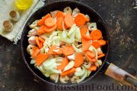 Фото приготовления рецепта: Рагу с курицей, овощами и грибами - шаг №7