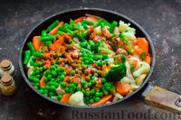 Фото приготовления рецепта: Рагу с курицей, овощами и грибами - шаг №9