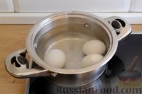Фото приготовления рецепта: Слоёный пирог с беконом и яично-сырной начинкой - шаг №2