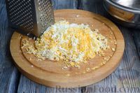 Фото приготовления рецепта: Слоёный пирог с беконом и яично-сырной начинкой - шаг №3