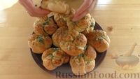 Фото приготовления рецепта: Дрожжевые булочки с чесноком, сыром и зеленью - шаг №19
