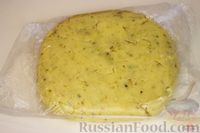 Фото приготовления рецепта: Лимонное печенье с фисташками и глазурью - шаг №10