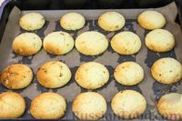 Фото приготовления рецепта: Лимонное печенье с фисташками и глазурью - шаг №13