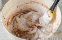 Фото приготовления рецепта: Бисквитный шоколадный рулет с мороженым - шаг №9