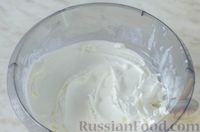 Фото приготовления рецепта: Бисквитный шоколадный рулет с мороженым - шаг №14
