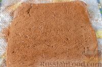 Фото приготовления рецепта: Бисквитный шоколадный рулет с мороженым - шаг №15