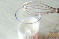 Фото приготовления рецепта: Бисквитный шоколадный рулет с мороженым - шаг №19