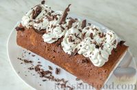 Фото приготовления рецепта: Бисквитный шоколадный рулет с мороженым - шаг №21