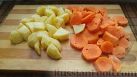 Фото приготовления рецепта: Тушёная чечевица с копчёной колбасой и овощами - шаг №4