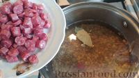 Фото приготовления рецепта: Тушёная чечевица с копчёной колбасой и овощами - шаг №9