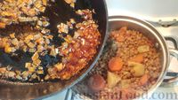Фото приготовления рецепта: Тушёная чечевица с копчёной колбасой и овощами - шаг №14