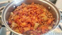 Фото приготовления рецепта: Тушёная чечевица с копчёной колбасой и овощами - шаг №15