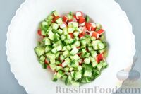 Фото приготовления рецепта: Салат из крабовых палочек с кукурузой, плавленым сыром и огурцом - шаг №6