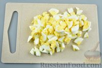 Фото приготовления рецепта: Салат из крабовых палочек с кукурузой, плавленым сыром и огурцом - шаг №7