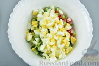Фото приготовления рецепта: Салат из крабовых палочек с кукурузой, плавленым сыром и огурцом - шаг №8