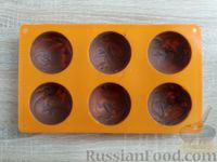 Фото приготовления рецепта: Творожные сырки в шоколаде, с вареньем - шаг №7