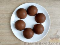 Фото приготовления рецепта: Творожные сырки в шоколаде, с вареньем - шаг №16