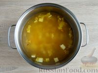 Фото приготовления рецепта: Куриный суп с капустой и рисово-творожными фрикадельками - шаг №10