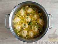 Фото приготовления рецепта: Куриный суп с капустой и рисово-творожными фрикадельками - шаг №21