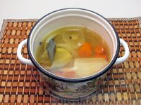 Фото приготовления рецепта: Горчичный суп с беконом, сливками и луком-пореем - шаг №4