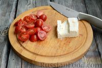 Фото приготовления рецепта: Салат с тунцом, фетой и помидорами - шаг №3