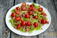 Фото приготовления рецепта: Салат с тунцом, фетой и помидорами - шаг №6