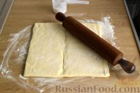 Фото приготовления рецепта: Штрудель из слоёного теста, с сыром - шаг №4