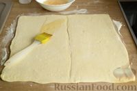 Фото приготовления рецепта: Штрудель из слоёного теста, с сыром - шаг №5