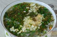 Фото приготовления рецепта: Зелёный борщ со щавелем, шпинатом и жареным мясом - шаг №14