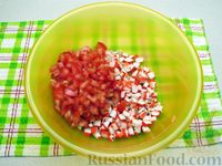 Фото приготовления рецепта: Салат из крабовых палочек с помидорами и сыром - шаг №3