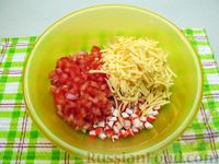 Фото приготовления рецепта: Салат из крабовых палочек с помидорами и сыром - шаг №4
