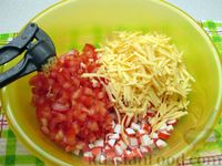 Фото приготовления рецепта: Салат из крабовых палочек с помидорами и сыром - шаг №5