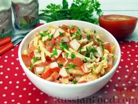 Фото приготовления рецепта: Салат из крабовых палочек с помидорами и сыром - шаг №9