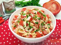Фото приготовления рецепта: Салат из крабовых палочек с помидорами и сыром - шаг №8