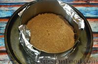 Фото приготовления рецепта: Пряный торт с сухофруктами, сгущёнкой и сливочно-сырным кремом - шаг №11