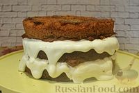 Фото приготовления рецепта: Пряный торт с сухофруктами, сгущёнкой и сливочно-сырным кремом - шаг №17