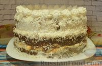 Фото приготовления рецепта: Пряный торт с сухофруктами, сгущёнкой и сливочно-сырным кремом - шаг №19